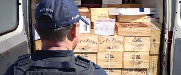 policial em apreensão de vinhos de contrabando